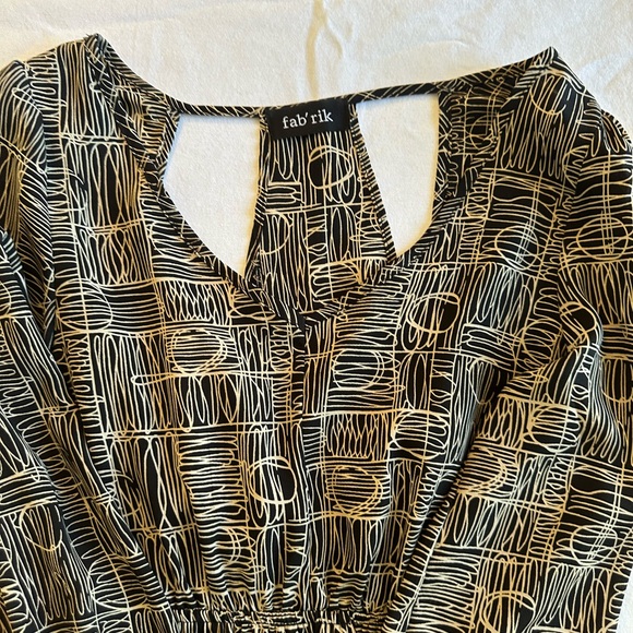 Short dress - back is cut out - Picture 5 of 6